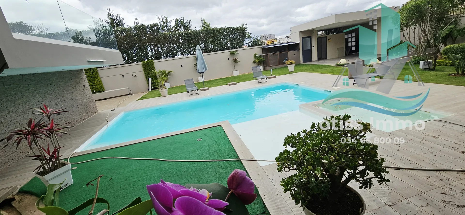 La piscine et le jardin de la villa